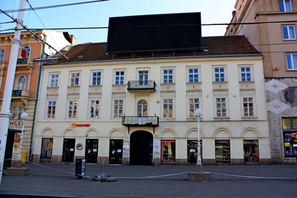 Trg bana Jelačića 15, ugrađena trokrilna dvokatnica, kuća graditelja Bartola Felbingera sagrađena 1829. godine